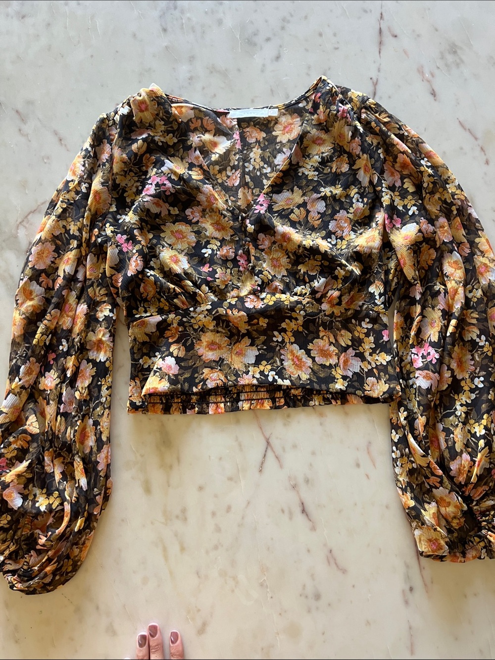 Floral Puff-Sleeve Cropped Blouse in Black and Gold